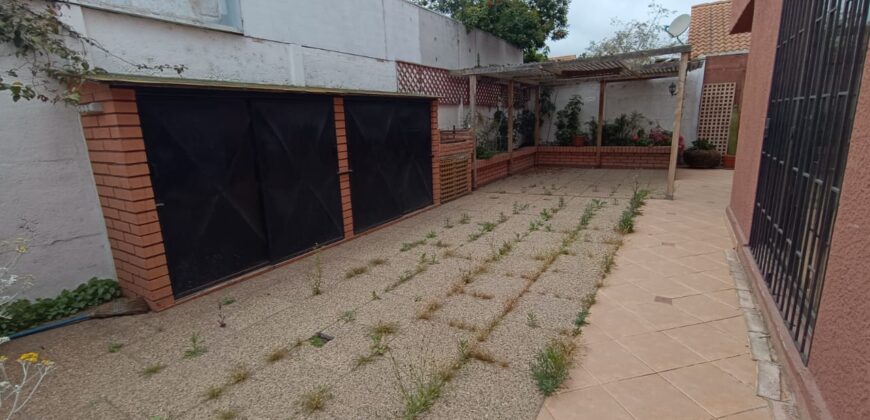 VENTA CASA 5 DORMITORIO 3 BAÑOS 1 OFICINA 2 SALAS ESTAR – CONDOMINIO – LA SERENA