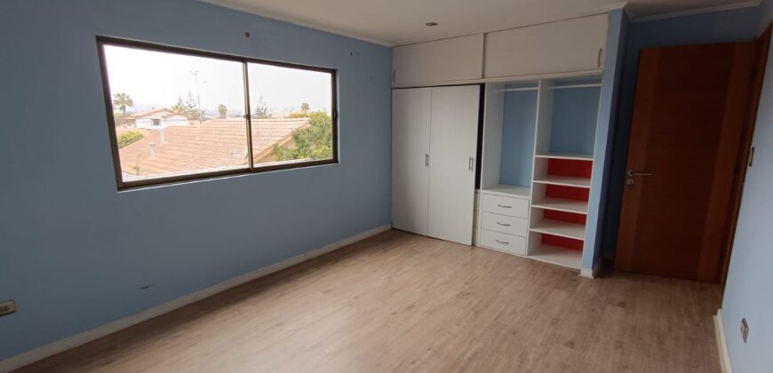 VENTA CASA 5 DORMITORIO 3 BAÑOS 1 OFICINA 2 SALAS ESTAR – CONDOMINIO – LA SERENA